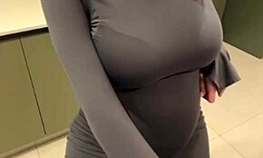 Не мога да се наситя на големите млечни цици на мащехата ми