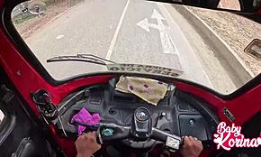 Péruvien ramasse une fille pour une pipe en extérieur en mototaxi