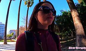 Teenie Jamie Young får saftig cum i munnen under Aten-sexvlogäventyr