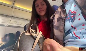 Ich habe riskantes öffentliches Wichsen auf einem vollen Flugzeug beobachtet.
