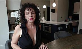 Matrigna eccitata geme con parole sporche mentre cavalca in cucina