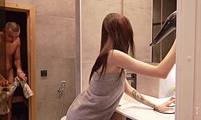 Její hladké asijské tělo se lesklo v sauně. Můj kurva se zbláznil při sledování každého jejího pohybu.