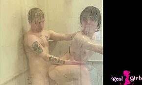 Prelepa najstnica Megan Marx se igra z igračkami v tušu