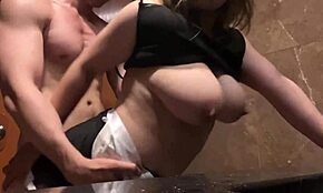 ボス フレンド がバスルームでハードにヤる