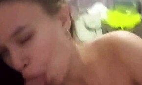 Само аз и тази 18-годишна красавица чукаме на леглото