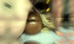 Stor rumpe svart dominere hvit gutt med ansiktsitting og to sædskudd