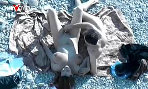 Ουάου, καυτή γκόμενα με μεγάλα φυσικά στήθη κάνει χεσάκι σε δημόσια παραλία! 🌊