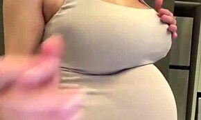 แม่เลี้ยงท้องที่ชอบแสดงนมใหญ่ๆ