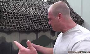 年轻的18+男孩们在光荣洞穴日裸体探索