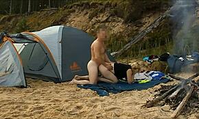 Fed kurvet babe suger hårdt i det offentlige