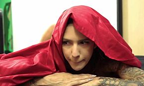 وااو! زوج الأب يخلط بين ابنته غير الشقيقة وزوجته ويأتي داخلها