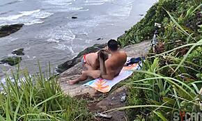 Виж този тип чука гореща блондинка латиноамериканка на плажа Itanhaem