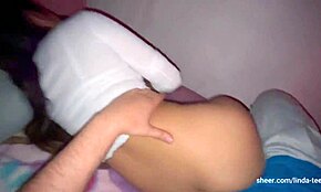 Η Θετή μου Κόρη Προκαλεί με Μίνι Σορτς για Άγριο Παιχνίδι