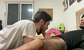 Каня моя хетеро приятел да ми смуче и да свърша на лицето му