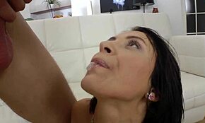 Sandra, moja słodka dziewczyna, bierze dużego kutasa głęboko w ciasną dupę