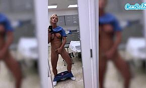 야, 이 핫한 밀프 간호사가 왜 보지 노출로 해고됐어?