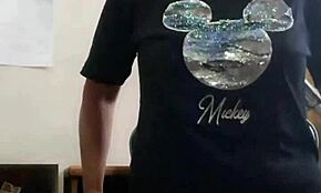 Zrela MILF jebe svojo dlakavo igračko v vroči tašči roleplay z domačim akcijo