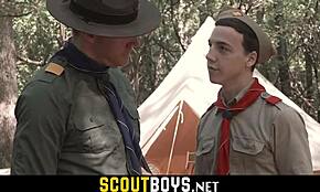 Twink jongen gedraaid bareback door massieve padvinder meester pik op kamp