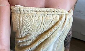 La mia vicina mi ha beccato mentre mi facevo una sega e ha preso il controllo con la bocca