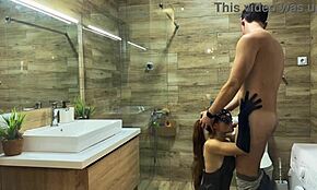 Гореща МайРедФоксГърл изневерява на мъжа си в банята на див купон