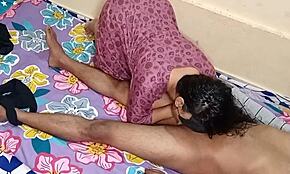 אחות ביתית משחקת מלוכלך עם זר בחדר בית חולים, האנחות שלה מהדהדות במסדרונות