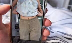 החורגת החמה שלי תפסה אותי מתאונן על התמונות העירומות שלה, ואז עזרה