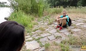 Kille säljer söt flickvän Liliane till främling för pengar