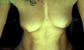 Szexi érett milf mutatja természetes cicijeit és szőrös pináját webkamerán