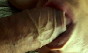 她用力吸我的龟头和毛茸茸的蛋蛋，超级湿滑