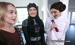 מסיבת קוספליי סקסית הופכת לרביעייה חרמנית עם חברות