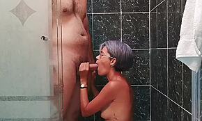 A mostohaanyám könyörög egy baszásért, míg fürdök