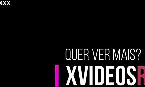 Kaityjev prvi ErotikaXXX prizor s sladko brunetko pri pičkanju velikanskega kurca