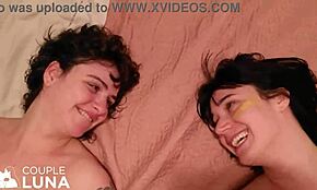 To Varme Brasilianske Ludere Stønner Højt og Sprøjter Hårdt i Vild Par Swap