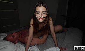 Video scurs - târfă de facultate se futute tare în cămin! 😈