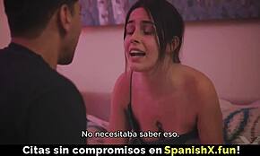 Morena con coño peludo se ve increíblemente caliente en español