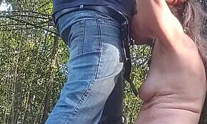 Sono sopraffatto guardando questa schiava che si mostra e viene scopata nella foresta