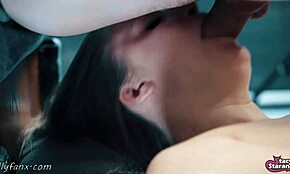 lačna usta požira spermo v izblizu pički