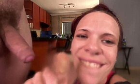 Daję close-up rękawicę i dojście na kamerze drażnienie kutasem