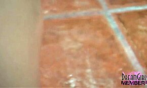 Liten brunett college-flicka strippas för het naken-intervju