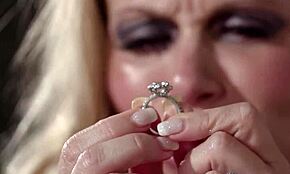 Milfka ničí domov a mění lesbický boj v drsný, naštvaný prc