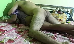 Черная зрелая тетушка получает в жопу от мужа и стонет громко