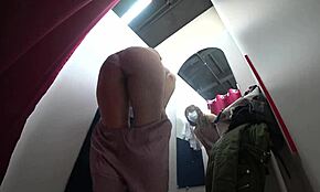 Spiare un culo succoso in mutande con telecamera nascosta