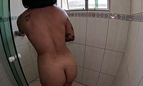 Πρώτη πορνό σκηνή της Shirley Azevedo γίνεται καυτή στο ντους του αρχοντικού.