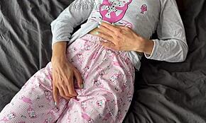 Horná teenka v pyžame prstkuje pičku, strieka a dostáva výstrek z veľkého penisa