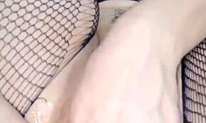 Хей, искаш ли да видиш как си натъпквам огромния задник с тази играчка?