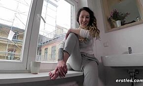 וואו! נט מזמינה חברים לחווית סקס לסבית ראשונה!