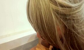 Блондинка-тинейджерка сосет в ванной POV, языком трахает уретру члена парня для интенсивного минета. Ее милое лицо сводит меня с ума каждый раз.