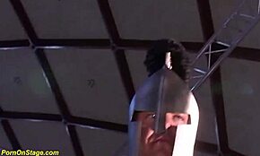 Hubená holka se nechá jebat tvrdě na veřejném pódiu ve divoké show.