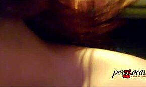 Moto gutt jager kvinne som blottlegger pupper på bil tak