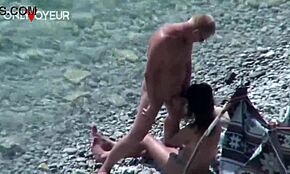 زوجة الشاطئ المتحرشة تمص زب وتضرب سكس في العامة، واو!